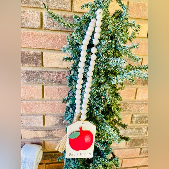 *White Beaded “Farm Fresh” Apple Tag Garland - Picture 10 of 13